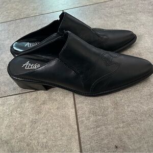 Artiva Black Leather Mules Sleek Western Design
